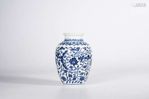 A BLUE AND WHITE FLOWER PORCELAIN VASE