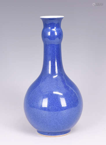 A BLUE GLAZED PORCELAIN VASE