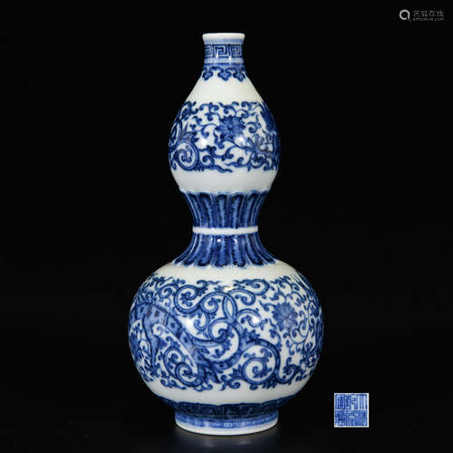 A BLUE AND WHITE DRAGON PORCELAIN DOUBLE GOURD-SHAPED VASE