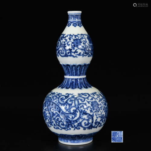 A BLUE AND WHITE DRAGON PORCELAIN DOUBLE GOURD-SHAPED VASE