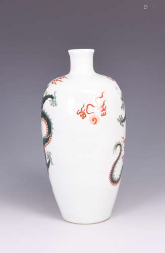 A FAMILLE VERTE DRAGON PORCELAIN VASE