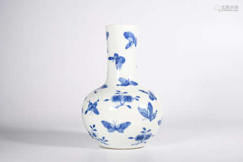 A BLUE AND WHITE BUTTERFLY PORCELAIN BOTTLE VASE