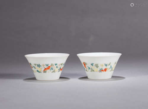 A PAIR OF FAMILLE ROSE PORCELAIN CUPS