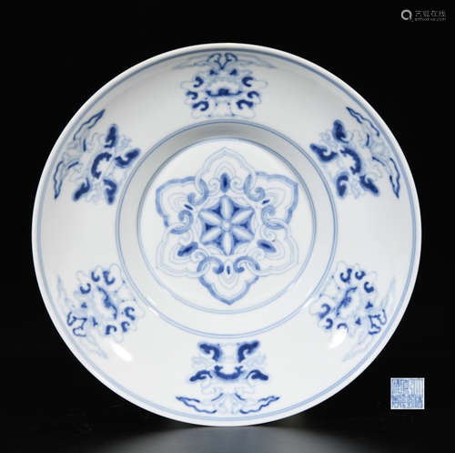 A BLUE AND WHITE FLOWER PORCELAIN PLATE