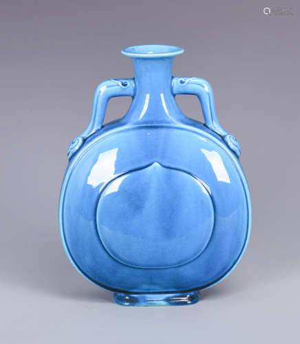 A TURQUOISE GLAZED PORCELAIN MOON FLASK VASE