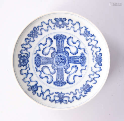 A BLUE AND WHITE PORCELAIN PLATE