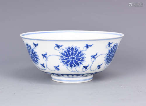 A BLUE AND WHITE  FLOWER PORCELAIN BOWL