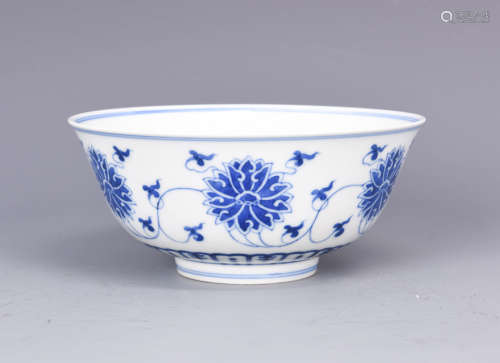 A BLUE AND WHITE  FLOWER PORCELAIN BOWL