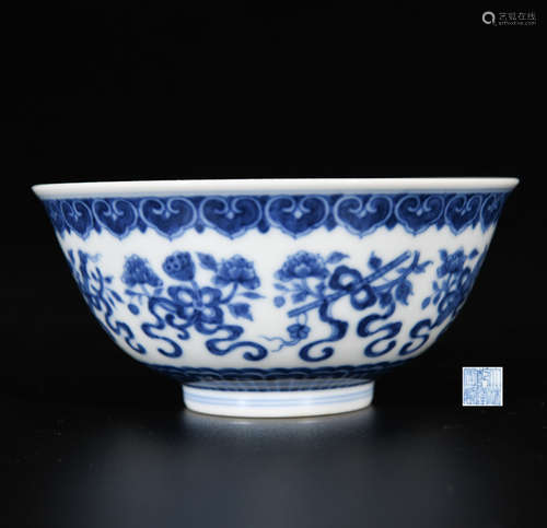 A BLUE AND WHITE PORCELAIN BOWL