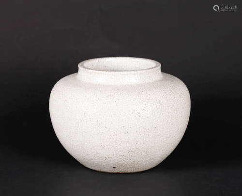 A GE-KILN GLAZED PORCELAIN JAR