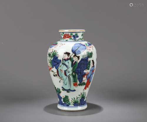 A BLUE AND WHITE FAMILLE VERTE FIGURE PORCELAIN MEIPING VASE