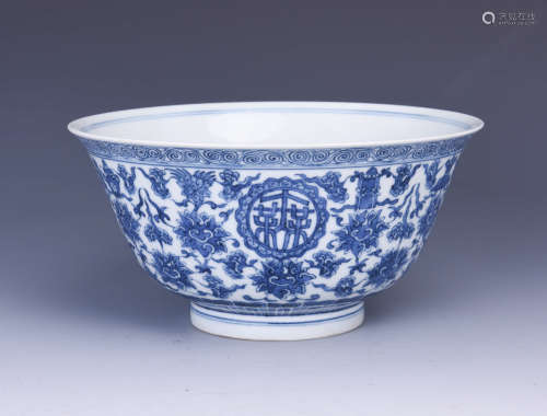 A BLUE AND WHITE FLOWER PORCELAIN BOWL