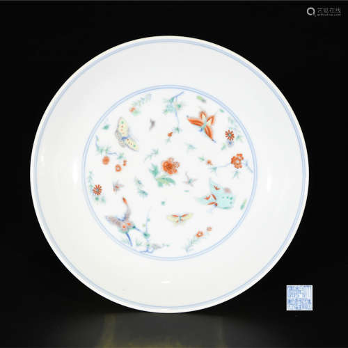 A BLUE AND WHITE DOUCAI FLOWER AND BUTTERFLY PORCELAIN PLATE