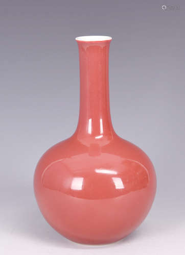 A RED GLAZED PORCELAIN BOTTLE VASE