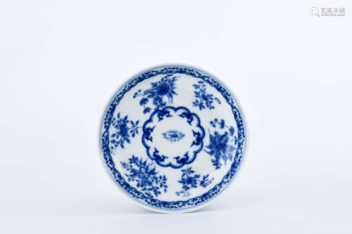 A BLUE AND WHITE FLOWER AND FRUIT PORCELAIN PLATE