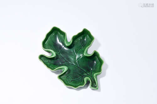 A LEAF-SHAPED GREEN GLAZED PORCELAIN BRUSH WASHER