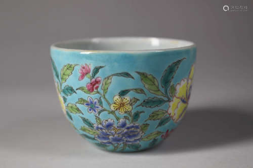 A GREEN GROUND FAMILLE ROSE FLOWER PORCELAIN CUP