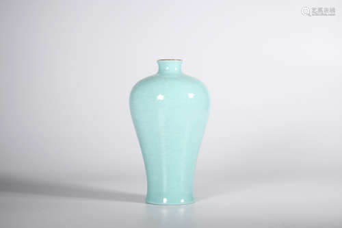A TURQUOISE GLAZED CLOUD AND BAT PORCELAIN MEIPING VASE