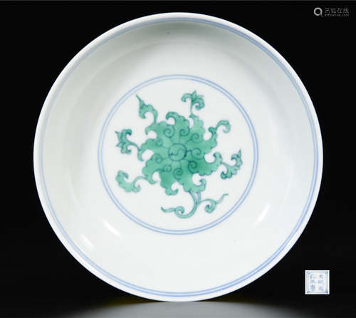 A DOUCAI FLOWER PORCELAIN PLATE