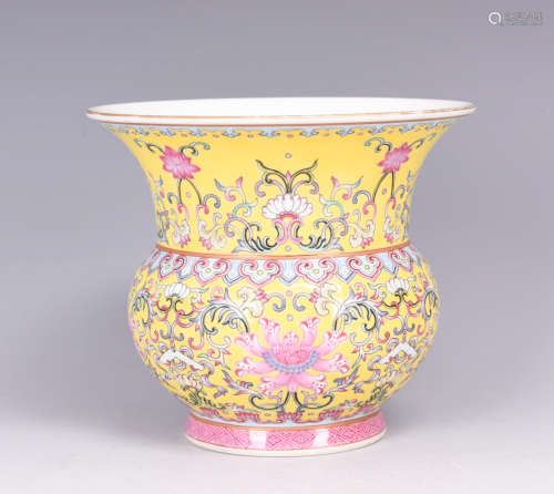 A YELLOW GROUND FAMILLE ROSE FLOWER PORCELAIN JAR
