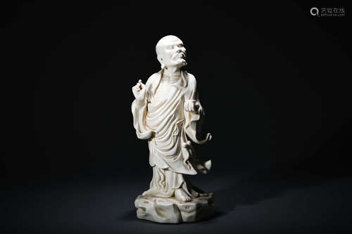 A DEHUA WHITE GLAZED PORCELAIN ARHAT STATUE