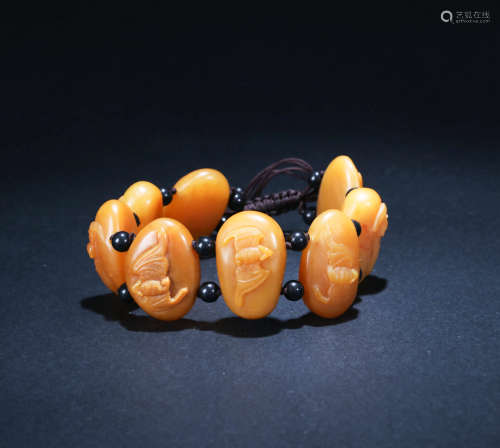 A STRING OF BAT TIANHUANG STONE BEADS