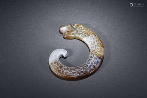 A DRAGON SHAPED JADE PENDANT