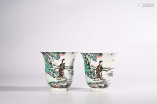 A PAIR OF FAMILLE VERTE FIGURE PORCELAIN CUPS