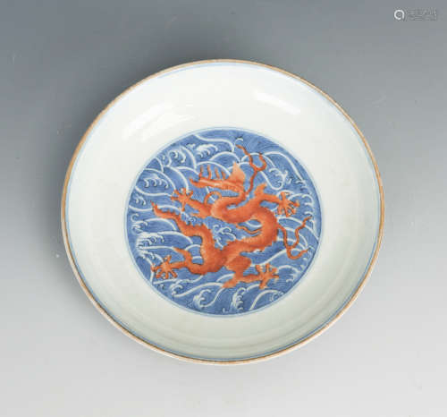 A BLUE AND WHITE IRON RED DRAGON PORCELAIN PLATE