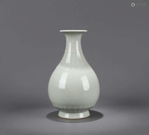 A RU-TYPED KILN PORCELAIN YUHUCHUN VASE