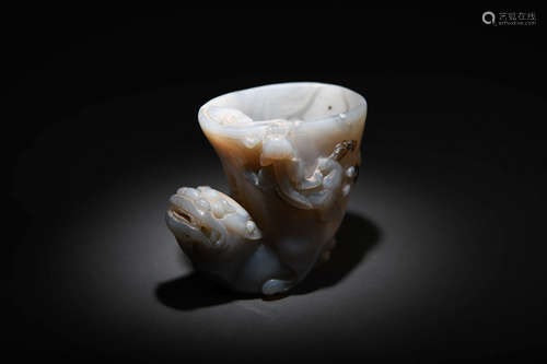 A BEAST SHAPED AGATE CUP