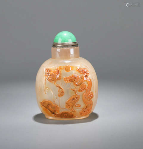 A CARVED PINE AND CRANE AGATE SNUFF BOTTLE