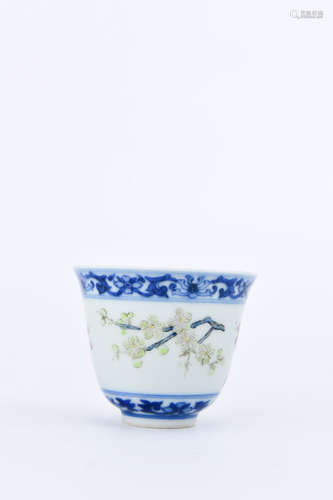 A BLUE AND WHITE FAMILLE ROSE PLUM BLOSSOM PORCELAIN CUP