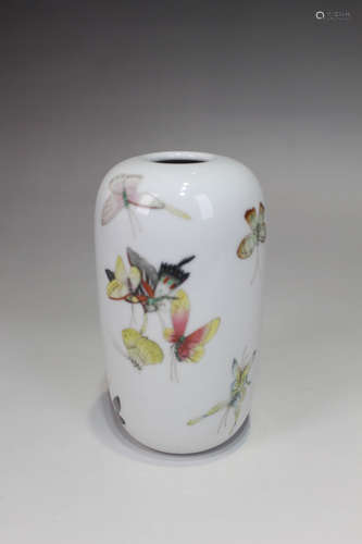 A FAMILLE ROSE BUTTERFLY PORCELAIN VASE