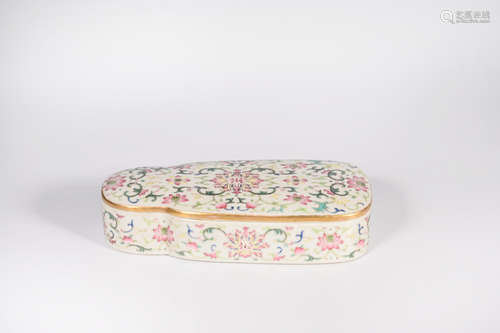 A FAMILLE ROSE FLOWER PORCELAIN BOX