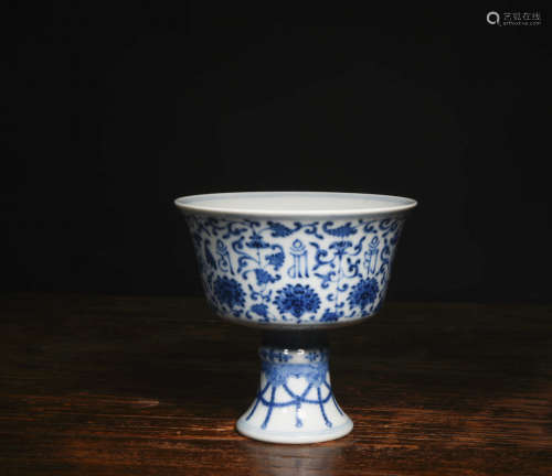 A BLUE AND WHITE  LOTUS PORCELAIN STEM CUP