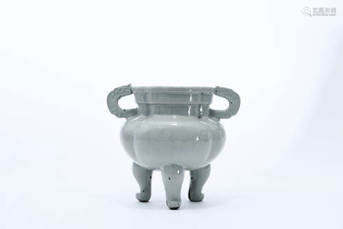 A DOUBLE-EARED GUAN KILN PORCELAIN TRIPOD CENSER