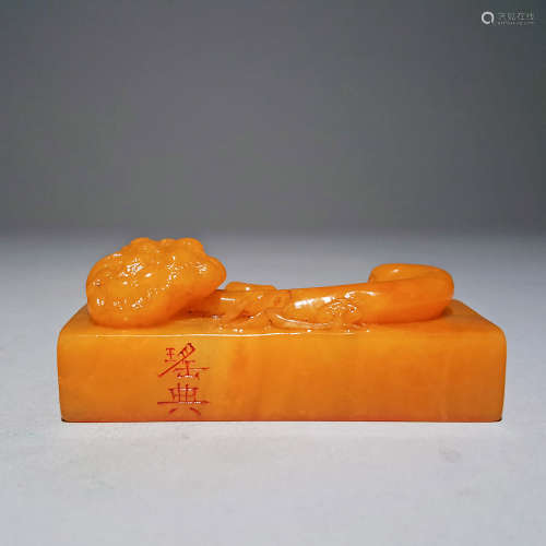 A CARVED RUYI TIANHUANG STONE SEAL