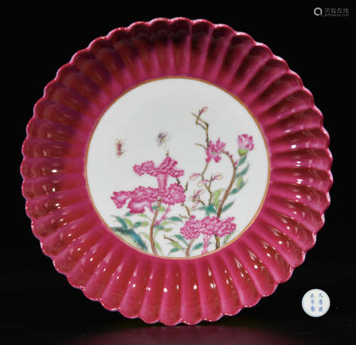 A FAMILLE ROSE BUTTERFLY AND FLOWER PORCELAIN PLATE