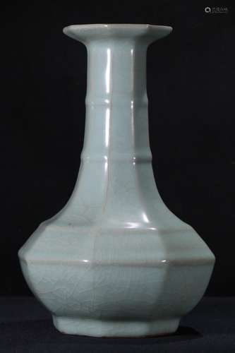 CHINESE CELADON GLAZED VASE