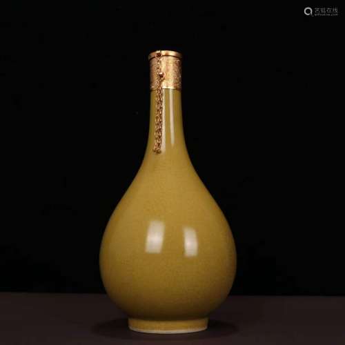 A Porcelain Yellow Glaze Vase