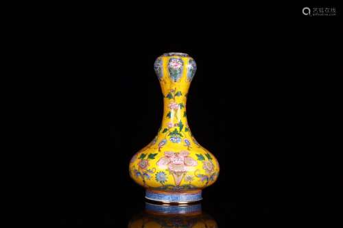 A Porcelain Yellow Glaze Enameled Garlic Vase
