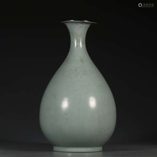 A Porcelain Ru Kiln Yuhuchun Vase