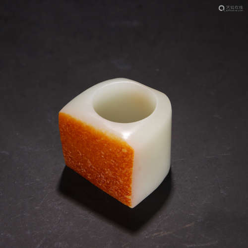 A WHITE HETIAN JADE PEBBLE SKIN THUMB RING