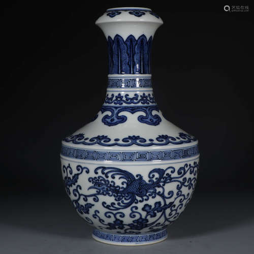 A BLUE WHITE WRAPPED LOTUS MOTIF PHOENIX PORCELAIN GARLIC-HEAD VASE