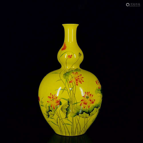 A FAMILLE ROSE FLOWER BIRD MOTIF PORCELAIN GOURD-SHAPED VASE