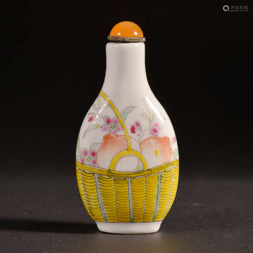 A FAMILLE ROSE PEACH MOTIF PORCELAIN SNUFF BOTTLE