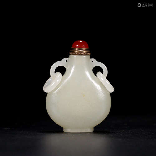 A WHITE JADE SNUFF BOTTLE