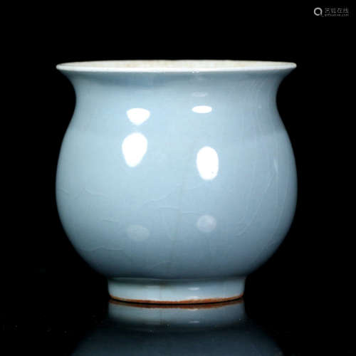 AN SKY-BLUE GLAZE PORCELAIN JAR