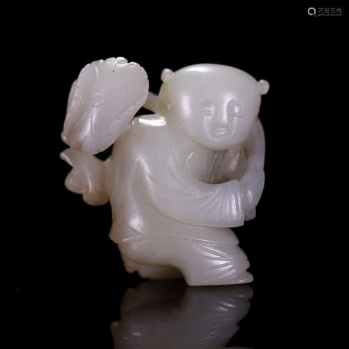 A WHITE JADE CARVED BOY ORNAMENT